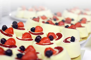 tatlılar meyve, mus, bisküvi