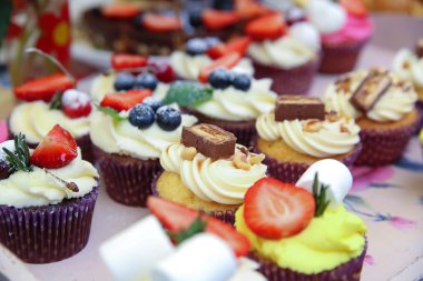 lezzetli vanilyalı kek çilek buzlanma ve taze çilek ve böğürtlen