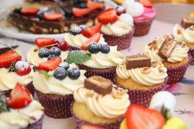 lezzetli vanilyalı kek çilek buzlanma ve taze çilek ve böğürtlen