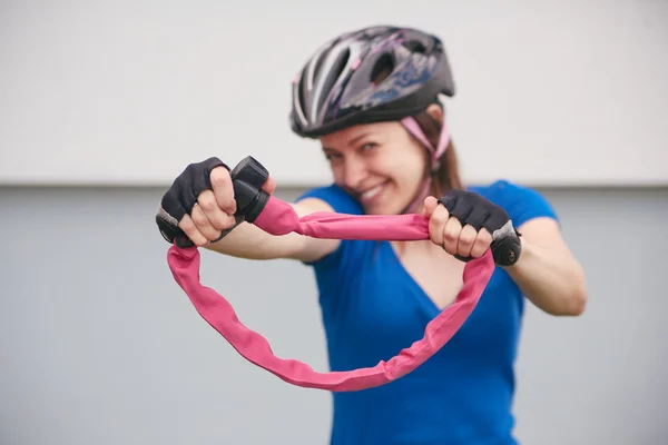 Bisiklet kilidi ile kız