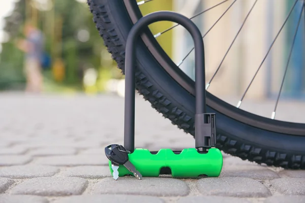 Cerraduras para bicicletas. Bicicleta. —  Fotos de Stock