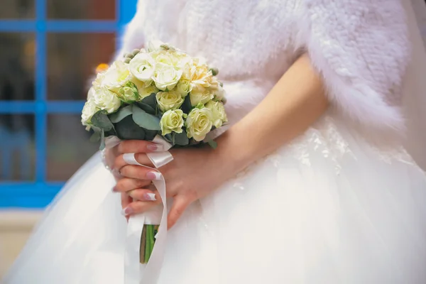 Красивый свадебный букет в руке невесты — стоковое фото