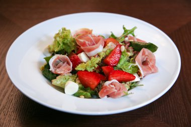 Taze salata tavuk, domates ve karışık yeşillik