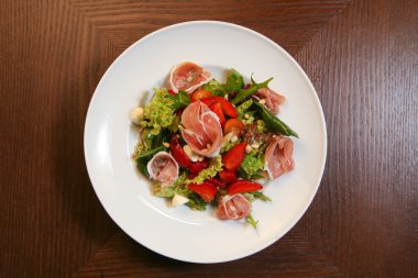 Taze salata tavuk, domates ve karışık yeşillik