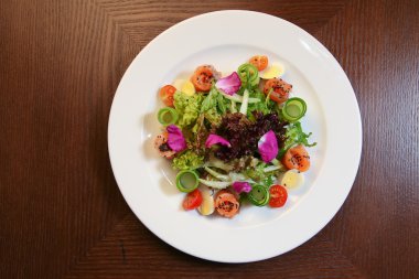 Taze salata tavuk, domates ve karışık yeşillik