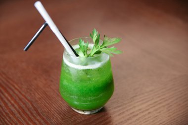 sebze ahşap arka plan üzerinde kokteyl