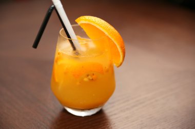 Taze turuncu ahşap arka plan üzerinde kokteyl
