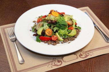 Taze salata tavuk, domates ve karışık yeşillik