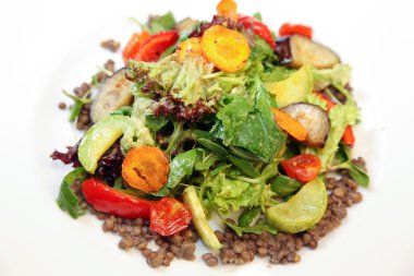 Taze salata tavuk, domates ve karışık yeşillik