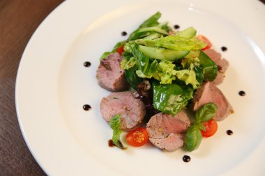 Taze salata tavuk, domates ve karışık yeşillik