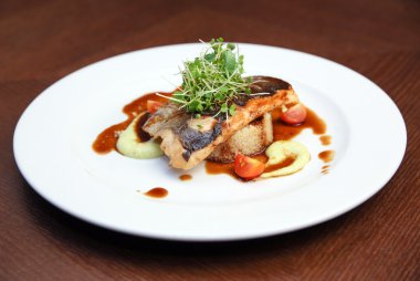 Balık ve soslu pilav