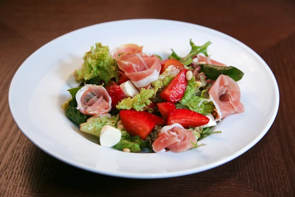 Salade fraîche avec poulet, tomates et légumes verts mélangés — Photo