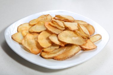 Patates cipsi beyaz tabakta izole