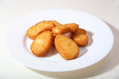 Beyaz tabak patates kızartması 