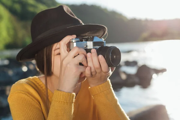 Pelancong wanita muda mengambil gambar alam pada kamera retro — Stok Foto