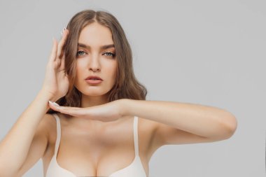 Estetik kadın portresi beyaz arka plana yakın