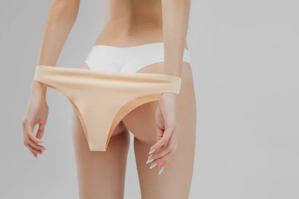 Estetické ženy tělo ve spodním prádle na bílém pozadí — Stock fotografie