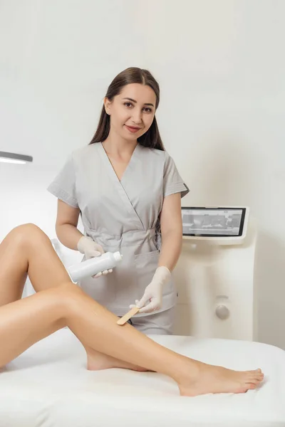 Beautician make a laser epilation and cosmetology procedure — Stock Photo, Image