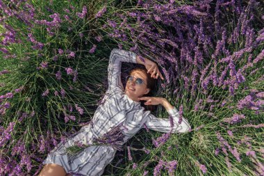 Menekşe çiçekli lavanta desenli tarla geçmişi olan genç bir kadın.