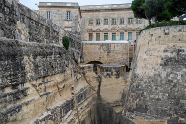 Valletta, Malta 'daki tahkimatlar şehrin stratejik öneminin bir göstergesidir. Derin hendek ve devasa taş duvarlar savunma için inşa edildi..