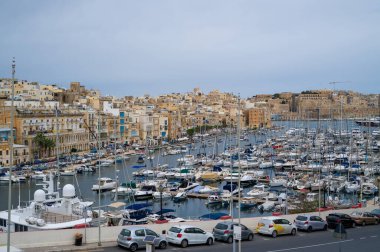 Valletta, Malta 'daki Grand Harbour manzarası. Çok sayıda tekne kenetlendi, kentin deniz tarihi ve yatçılık kültürü sergileniyor..