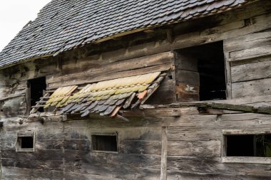 Yıpranmış ahşap ve çürüyen fayanslar terk edilmiş bir ahırın hikayesini anlatır. Zaman ve elementler, kırsal ve unutulmuş bir yapı bırakarak zarar verdiler..