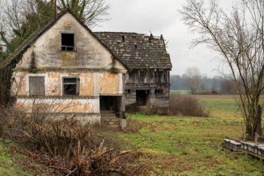 Terk edilmiş bir ev çürüyor, duvarları soyuluyor ve camları kırılıyor. İhmalkârlık hikâyesi anlatılıyor. Doğa mekanı geri alır, zamanın geçişini hatırlatır..