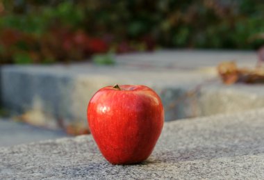 adımında kırmızı elma