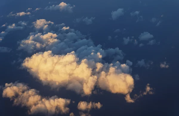 Wolken im Licht der untergehenden Sonne. — Stockfoto