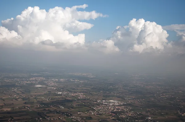 Miasta i chmury. Widok z samolotu — Zdjęcie stockowe