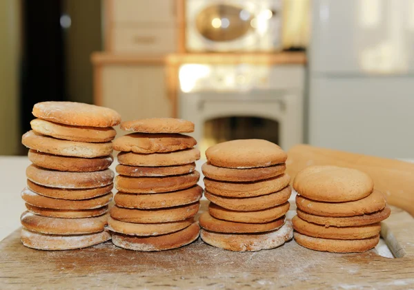 Biscoitos de gengibre cozidos na mesa . — Fotografia de Stock