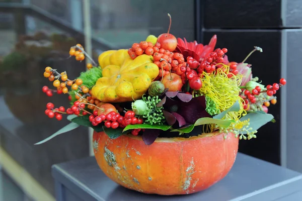 Schöner Herbststrauß in einer Vase aus Kürbis. — Stockfoto
