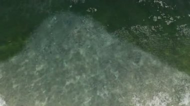 Bulutlu okyanus ve mavi gökyüzü