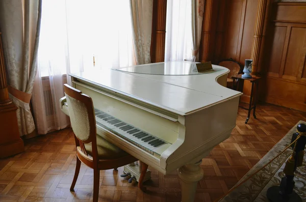 クリミア リヴァディア 2012 インテリア リビング ルーム の白いグランド ピアノの皇后アレクサンドラ フョードロヴナ ロシア皇帝アレクサンドル — ストック写真