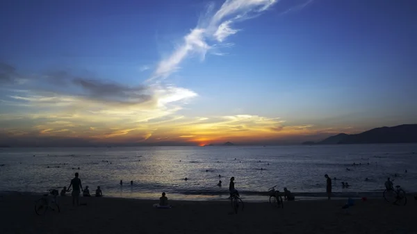 Şafak sıcak deniz kıyısında karşılamak