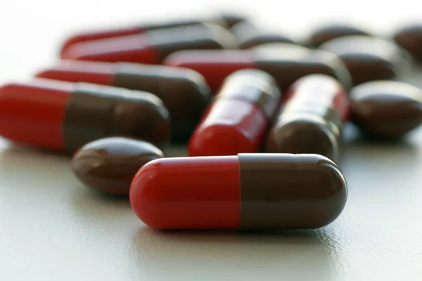 İlaç kapsül şeklinde, masanın üzerinde yatan