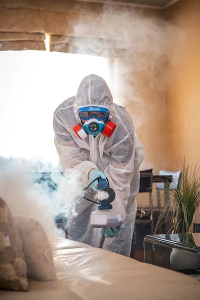 Tratamiento de la habitación de virus. Proyessiolal desinfecta los locales de covid —  Fotos de Stock