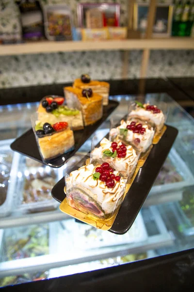 요리 쇼 케이스에 있는 디저트. 열매달린 케이크 — 스톡 사진