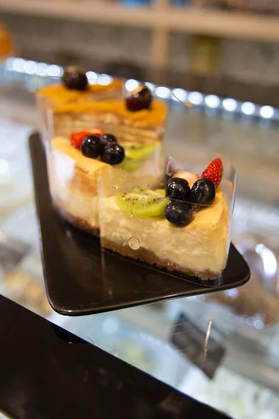 요리 쇼 케이스에 있는 디저트. 열매달린 케이크 — 스톡 사진