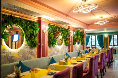 Almaty Kazakistan 29.09.2020 Güzelce restorana masa koydu.