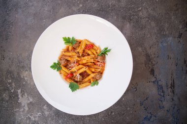 Beyaz tabak manzaralı otlu makarna.