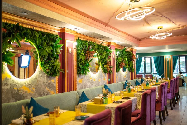 Almaty Kazakistan 29.09.2020 Güzelce restorana masa koydu.