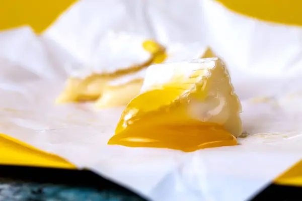 Szeletelt Camembert Sajt Fehér Tálcán — Stock Fotó