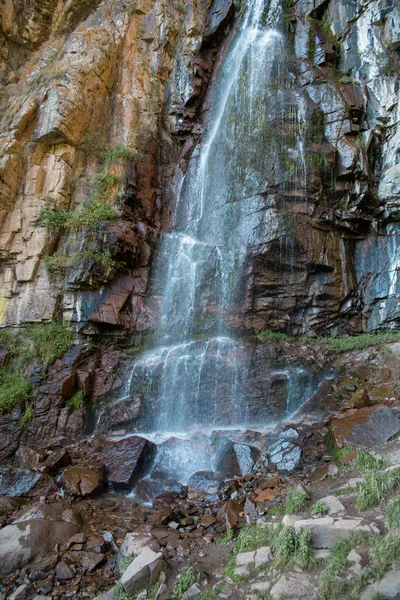 Cascada Entre Rocas Arroyo Montaña Paisaje Acuático Rodeado Enormes Rocas —  Fotos de Stock