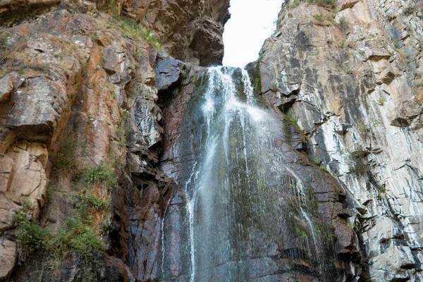 Высокий Водопад Среди Скалистых Гор Водопад Сильным Ручьем Наружный Пейзаж — стоковое фото