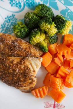 photo of delicious grilled chicken breast with vegetables. carrots, broccoli and chicken. healthy food