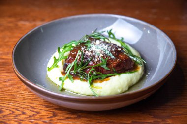 Pirzola ve otla patates püresi..