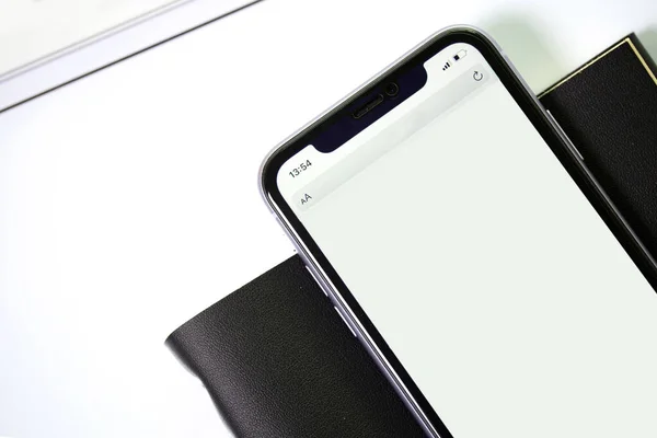 Телефон Черной Текстурой Ноутбука Белом Фоне Вид Сверху — стоковое фото
