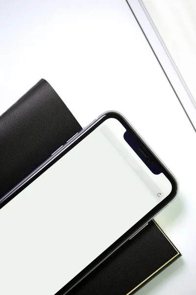 Smartphone Con Cuaderno Cuero Negro Sobre Fondo Blanco Vista Desde — Foto de Stock