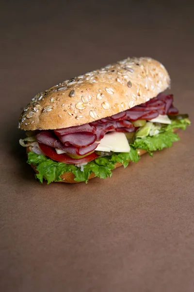 Delicioso Sanduíche Baguete Fresco Com Presunto Assado Pepino Queijo Salada — Fotografia de Stock